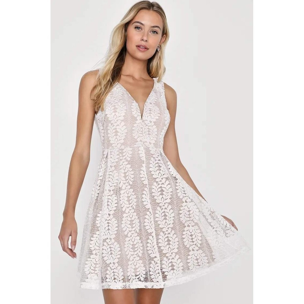 Lulus White Lace V-Neck Skater Mini Dress Womens XS Tan Lining Feminine Romantic